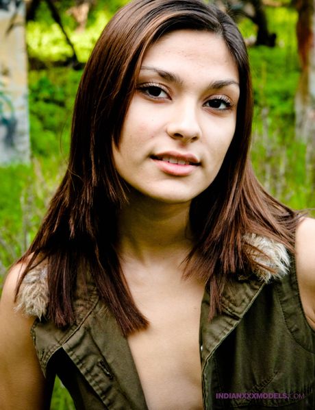 indian xxx models: Anielska indyjska dziewczyna Jassi rozbiera się i eksponuje swoje gorące ciało na boisku