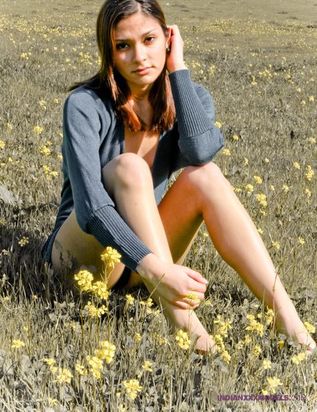 indian xxx models: Piękna indyjska nastolatka Jassi eksponuje swoje małe piersi i rozbiera się przed kamerą w terenie