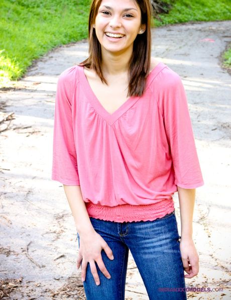 indian xxx models: Piękna indyjska nastolatka Jassi rozbiera się i odsłania swoje naturalne cycki na zewnątrz