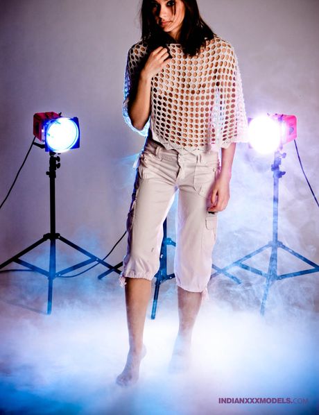 indian xxx models: Wspaniała indyjska nastolatka Jassi zdejmuje ubranie i pokazuje swój wielki tyłek na zewnątrz