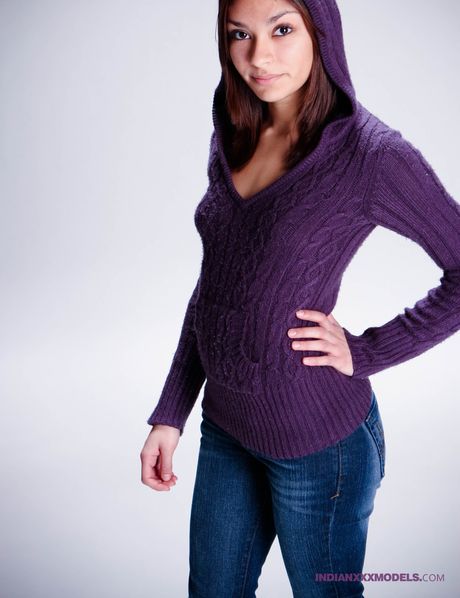 indian xxx models: Maleńka indyjska piękność Jassi rozbiera się i pokazuje swoje małe cycki i przyciętą cipkę