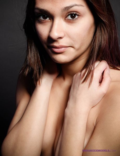 indian xxx models: Fantastyczna indyjska dziewczyna z okładki Jassi rozbiera się na kanapie bez wstydu