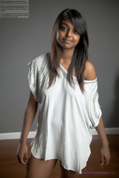 indian xxx models: A linda garota indiana Gauri exibe seus peitos pequenos e posa em um solo