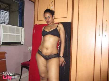 my sexy lily: インド人ママのリリー・シンが下着を脱ぎ、大きな胸を露わにする