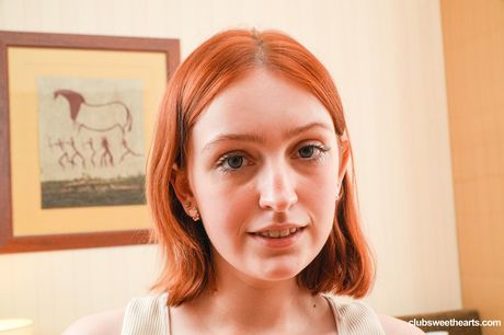 club sweethearts: Slanke Russische schoonheid Fergy spreidt haar kutje met haar vingers in witte sokken