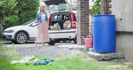 sinful xxx: 金髮女郎 Karina King 和黑髮女郎 Lenina Crowne 享受火熱的 FFM 三人行