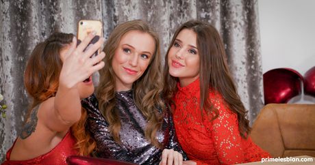 prime lesbian: Drei heiße Lesben ziehen sich aus, bevor sie Sex auf einem Stuhl haben