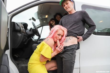 mature van: Dorosłe kobiety i ich koleżanki rozbierają się przed czwórką w garażu