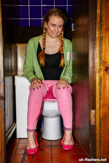 uk-flashers: La splendida bionda britannica Anna Darling piscia sul marciapiede dopo essersi spogliata
