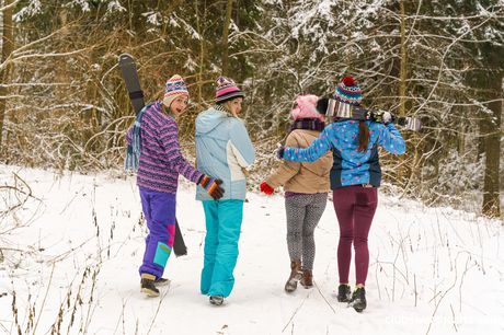 club sweethearts: Devastadora adolescente se desnuda antes de tener sexo lésbico en una chimenea