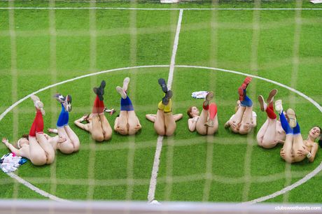 club sweethearts: Ragazze eccellenti con grandi tette giocano a calcio e si spogliano per divertimento lesbico