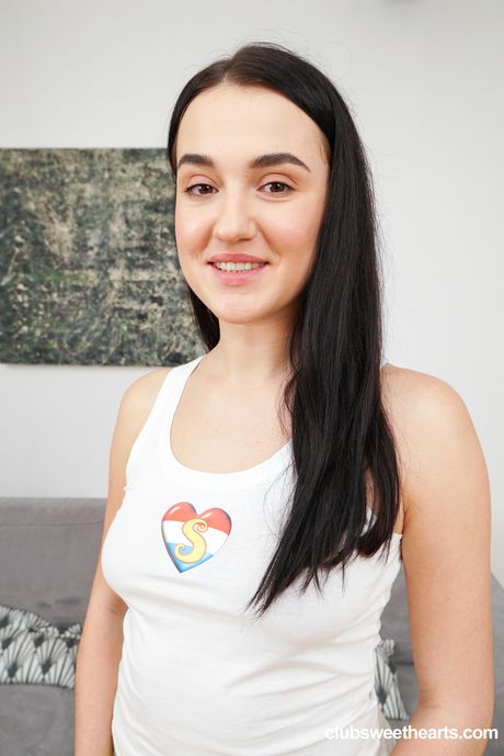 club sweethearts: La atractiva morena rusa Eva Red se deja tocar el culo apretado y follada por un chico cachondo