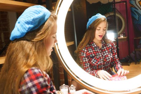 club sweethearts: Hete meiden met platte tieten worden naakt voor lesbische seks in een keuken