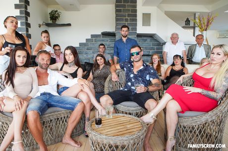 family screw: 長い髪の美しい美女たちがワイルドな乱交パーティーで犯される