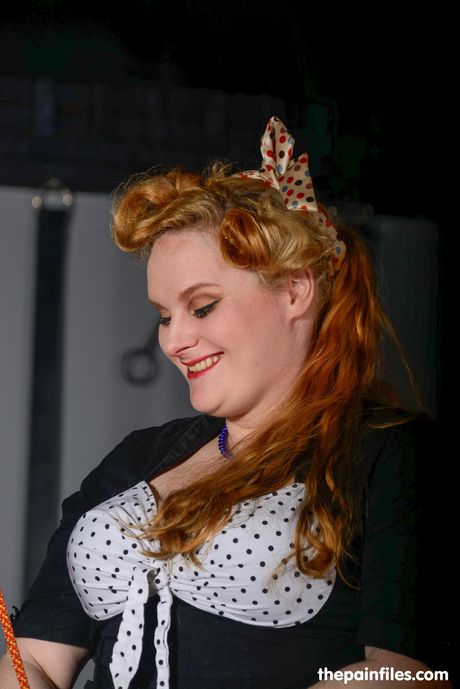 the pain files: De lichtharige Russische cougar Oliya krijgt haar kutje gelikt en haar kontje wordt bespeeld