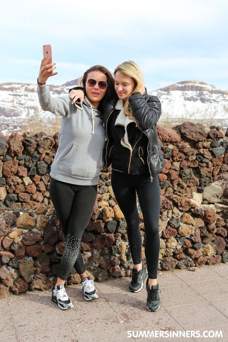 summer sinners: La rubia checa Bianca Ferrero recibe una lamida de coño y una cabalgada de polla en público