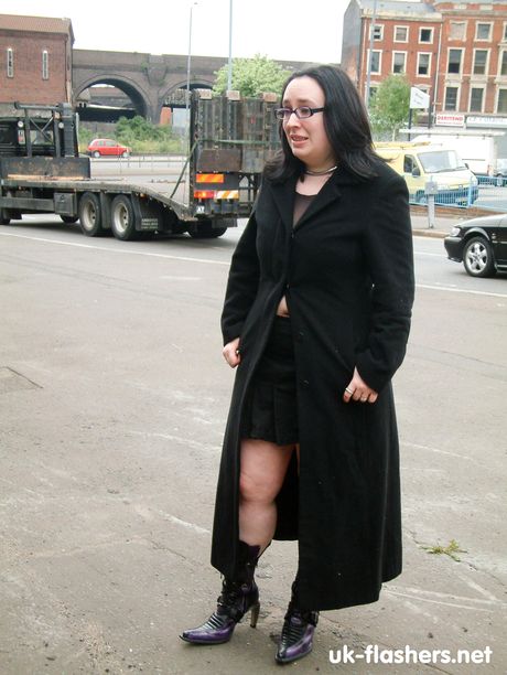 uk-flashers: La británica morena Nimue se desnuda en un banco con un abrigo largo