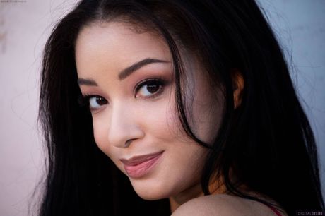 digital desire: Gorąca amerykańska brunetka Scarlett Bloom całkowicie nago na łóżku w szpilkach