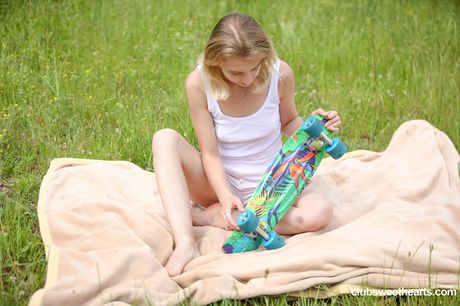 club sweethearts: 痩せたウクライナの女の子キャンディティーンが茂みの中で濡れたオマンコを指で弄ぶ