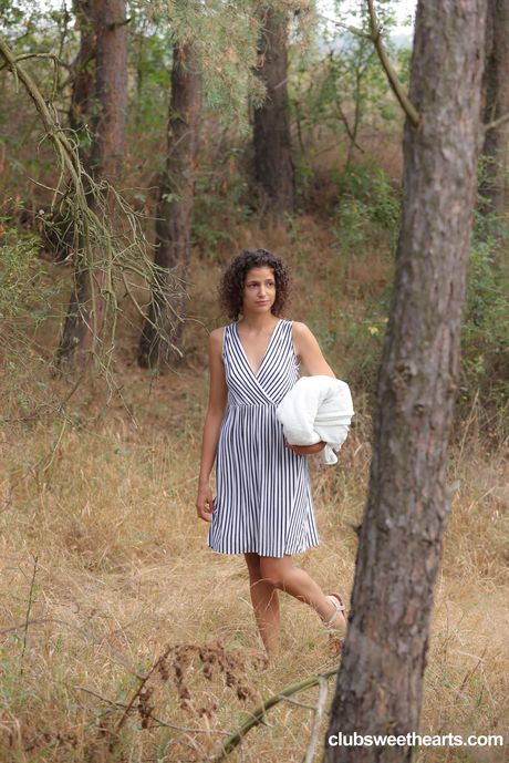 club sweethearts: A magra garota húngara Bunny Love provoca sua buceta em um cobertor na floresta