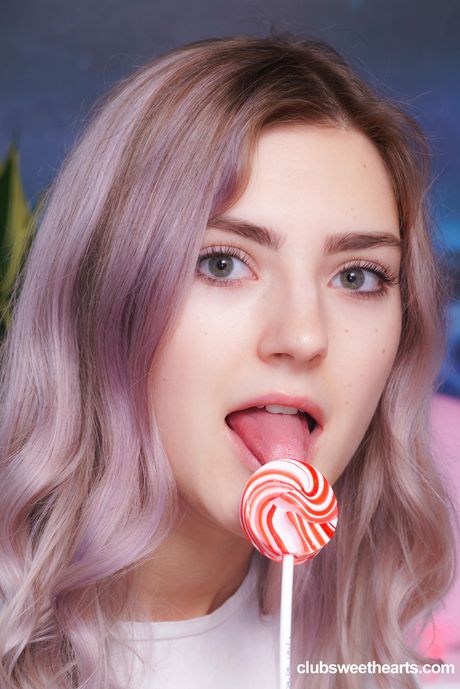 club sweethearts: 小柄なロシアの美女、小さなティーンが服を脱ぎ、ソロでオマンコを玩具で弄ぶ