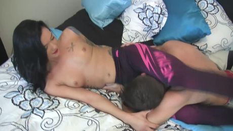 sweet femdom: 偉大なアメリカのブルネットのマリア・マーリーは足コキの前に足を吸われる