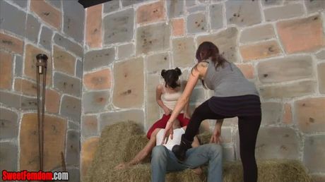 sweet femdom: Sharron Small 和 Alexa Raye 在三人行前赤身裸體