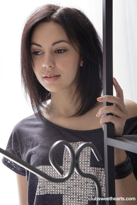 club sweethearts: 魅力的なロシアのティーン、シェリ・ヴィは義理の兄弟にオマンコを舐められ犯される