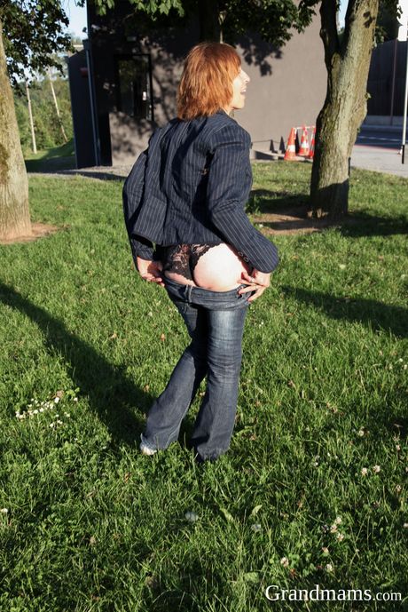 grandmams: La tchèque Danny Bloom se fait remplir la chatte par un jeune homme