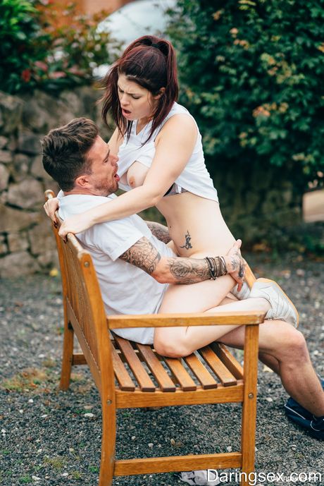 daringsex hd: La britannique Lucia Love se fait baiser les seins et le cul en extérieur