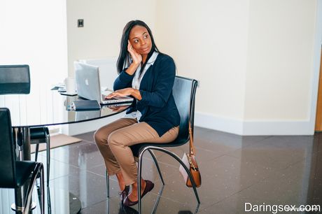 daringsex hd: La mamma britannica nera Lola Marie si fa leccare la figa e scopare da un tizio bianco