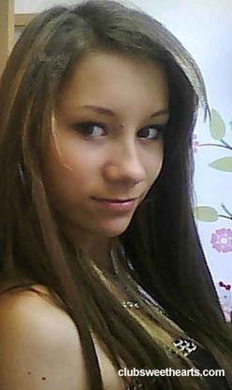 club sweethearts: La poupée tchèque parfaite Nela présente ses énormes seins et pose dans un costume de lapin