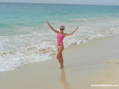 club sweethearts: Magere Tsjechische blonde Cayla Lyons laat haar kleine tieten zien en pronkt met haar ongedekte figuur in een solo