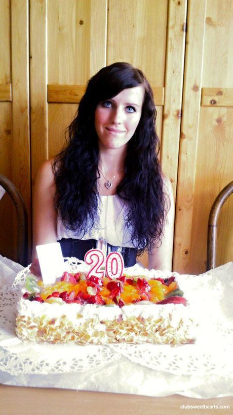 club sweethearts: La superbe poupée tchèque Morgan Blanchette dévoile ses petits seins et exhibe sa silhouette dénudée en extérieur