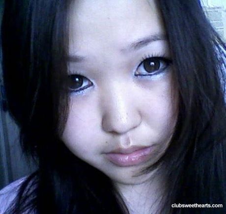 club sweethearts: ゴージャスなロシアの黒髪のティーンセビルは、彼女の大きなラックを強調し、ソロでポーズをとる