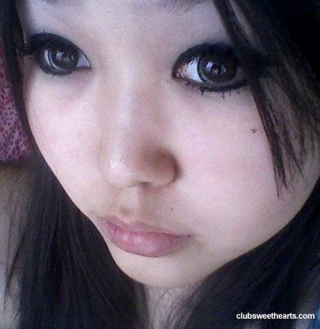 club sweethearts: La splendida adolescente russa dai capelli scuri Sevil mette in risalto i suoi grandi seni e posa in solitaria