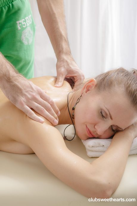 club sweethearts: Slanke Oekraïense covergirl Nika A krijgt haar kutje geramd door een masseur