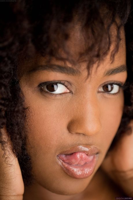 digital desire: Die sexy amerikanische Ebenholz-Schönheit Ivy Sherwood enthüllt ihre erstaunlichen Brüste und spreizt ihre rasierte Muschi