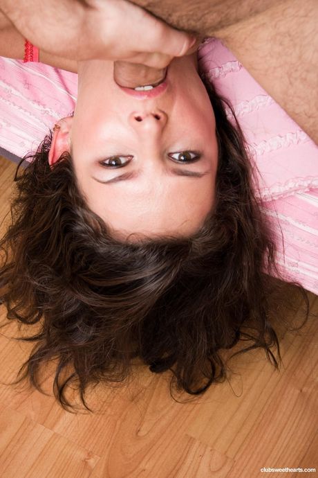 club sweethearts: Simona A ist eine heiße Brünette, die es liebt, ihre Muschi und ihren Arsch gefickt zu bekommen