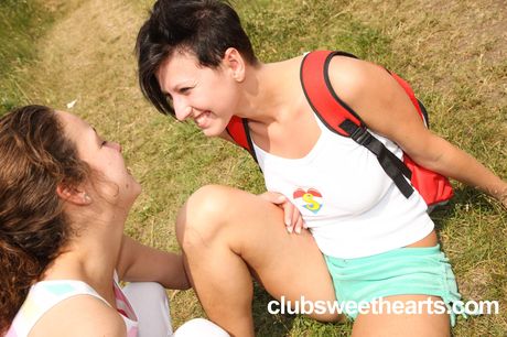 club sweethearts: Adolescentes lésbicas Christina Richie e Nicoletta ficam nuas em um cobertor no quintal