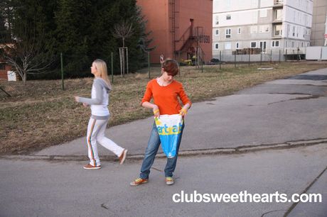 club sweethearts: 女同性戀青少年 Lucie 和 Sandra 在廚房沙發上做愛