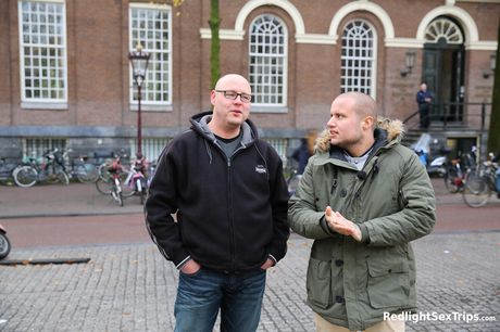 redlight sex trips: 淺色頭髮的捷克女孩 Petra Stingrey 被脫光衣服，在自行車上做愛