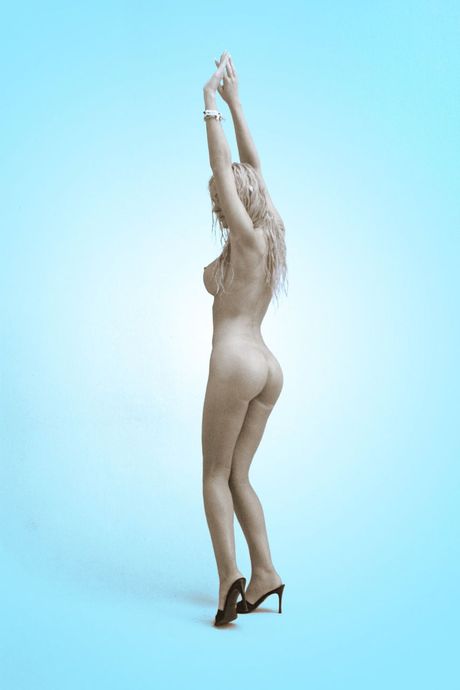 digital desire: La bionda star americana Katie Lohmann mostra le sue grandi tette e i suoi modelli allo stato grezzo