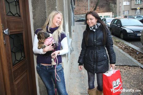 young busty: Nastolatki lesbijki Lara Dome i Daisy Duvna całują się przed zabawą cipkami