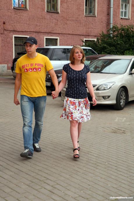 club sweethearts: Die süße russische Teenagerin Alice bekommt ihre haarige Muschi von einem geilen Kerl gehänselt und gefickt