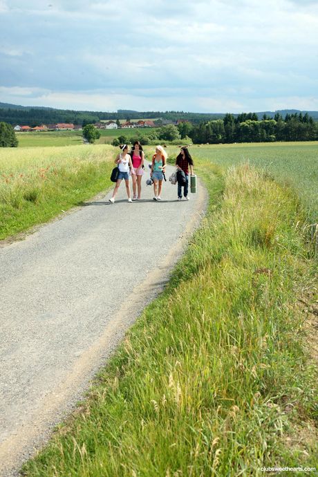 club sweethearts: Vier geile Teenager haben lesbischen Sex beim Campen in der Wildnis