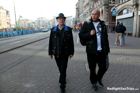 redlight sex trips: La bella americana de cabello oscuro Sheela se deja lamer el coño al aire libre y se la follan