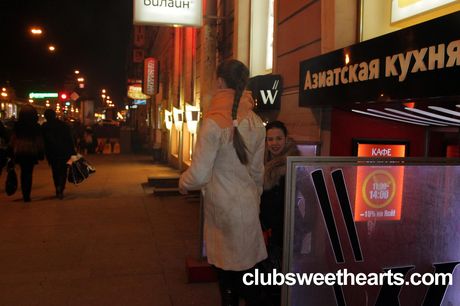 club sweethearts: レズビアンのカバーガール、エヴリン・ケージとサーシャ・Kがお互いの毛深いオマンコを指で弄り合う