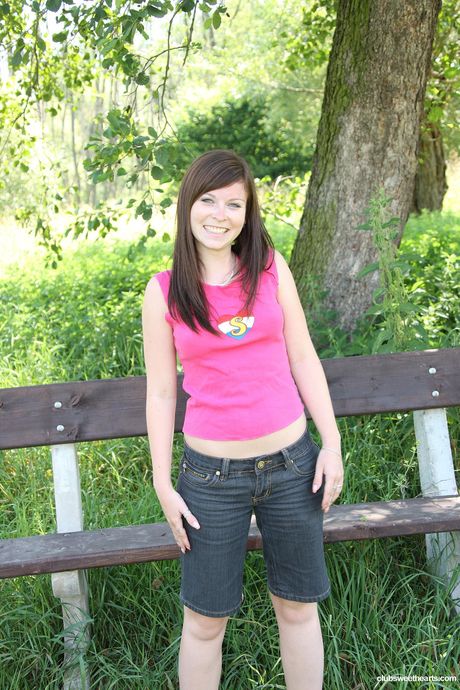 club sweethearts: La linda checa Jenny hace alarde de sus pequeñas tetas y juega con su coño al aire libre