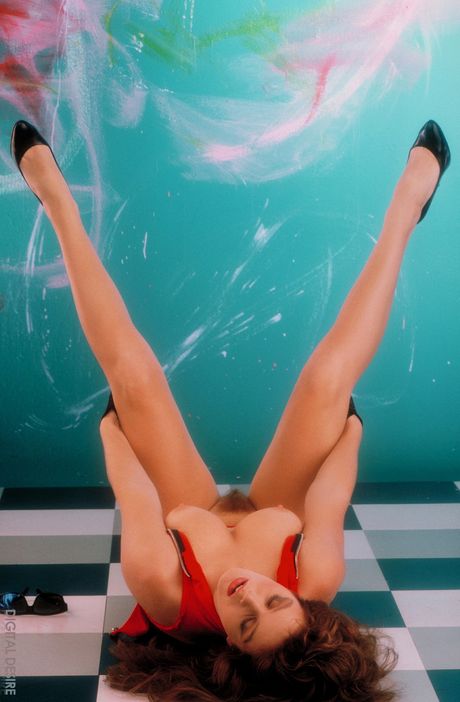 digital desire: Brunetka, holenderska towarzyszka zabaw Veronica Dol pokazuje swoje niesamowite cyce i pozuje w pojedynkę